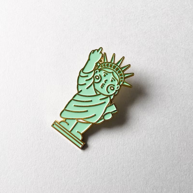 厚面自由神像金屬徽章/ 別針
