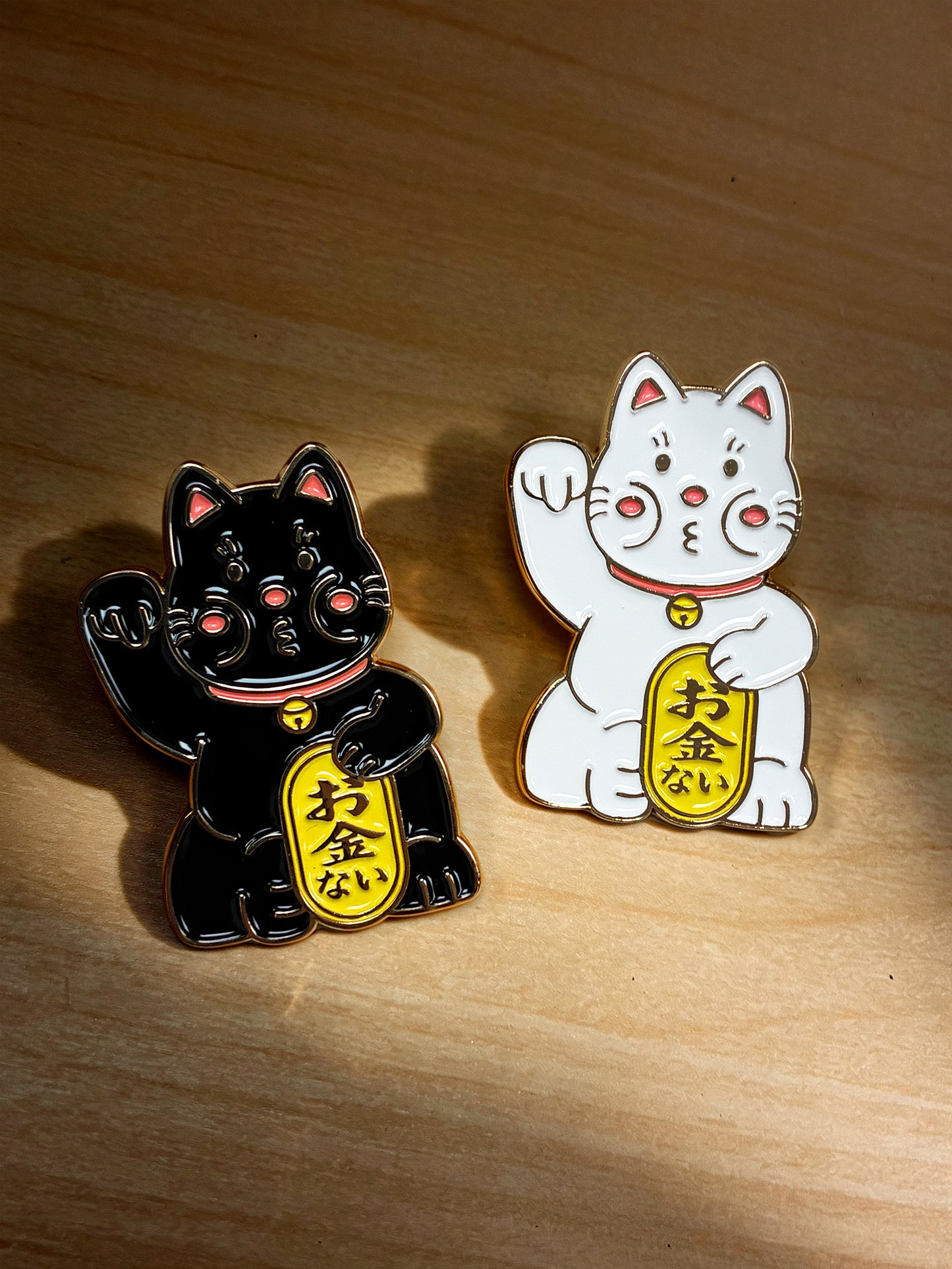 厚面招財貓 金屬胸章