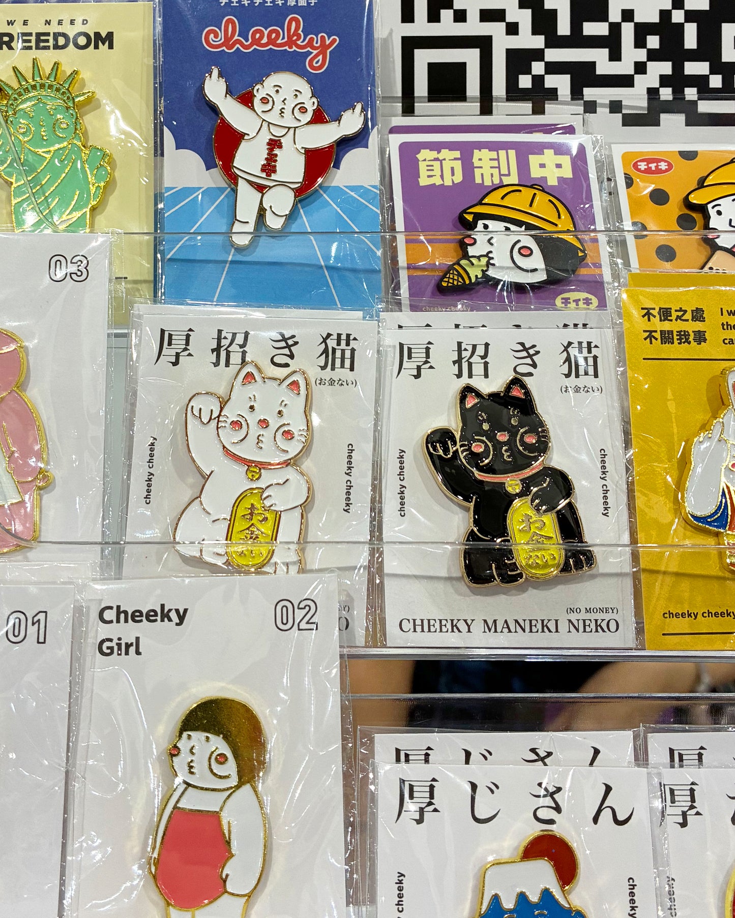 厚面招財貓 金屬胸章